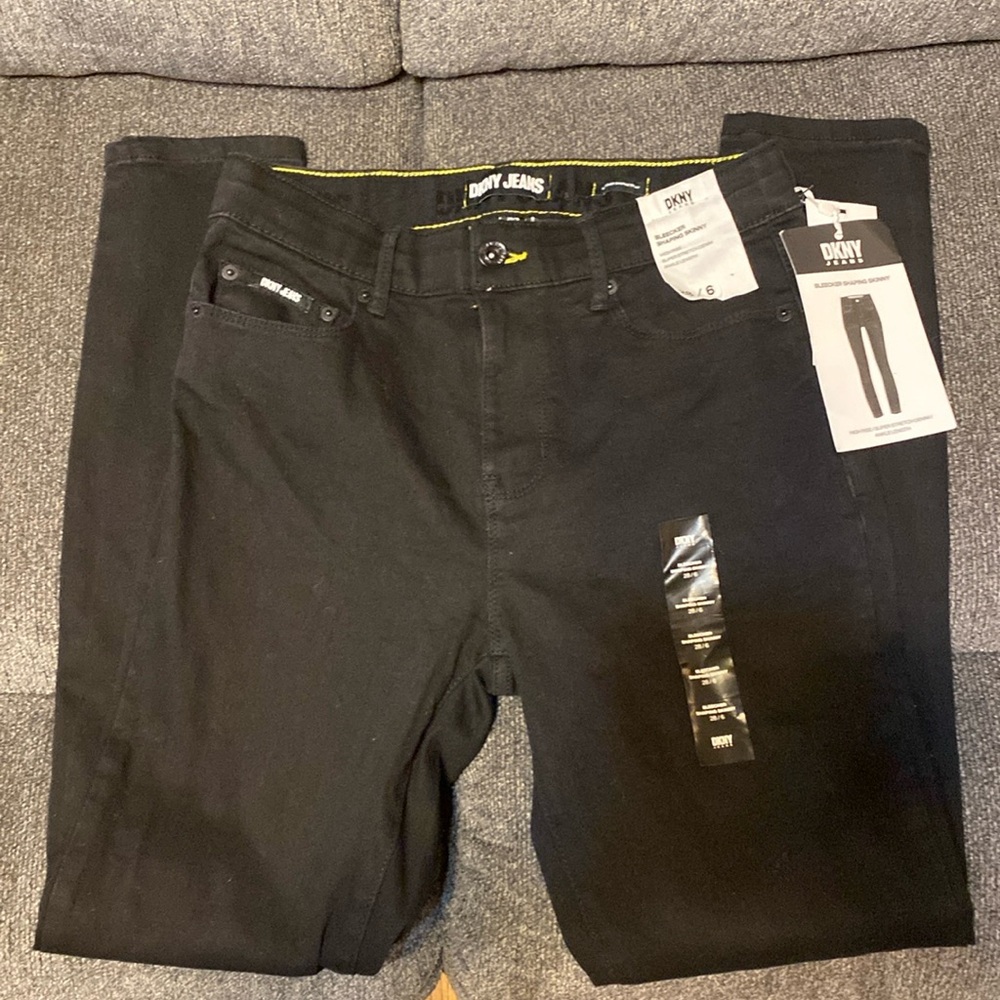 NWT DKNY Bleecker Shaping Skinny Jeans.